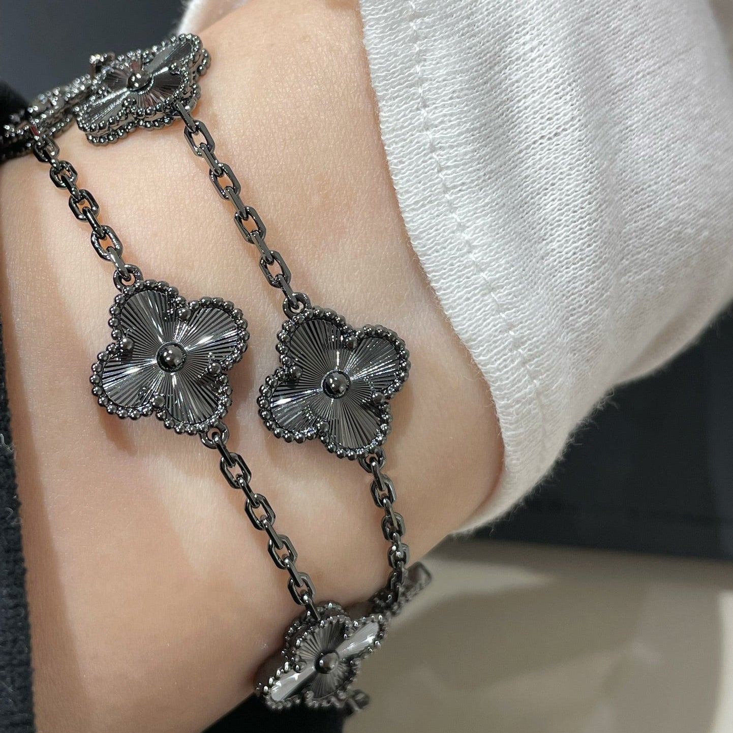 DIANA CLOVER 5 MOTIF BLACK BRACELET