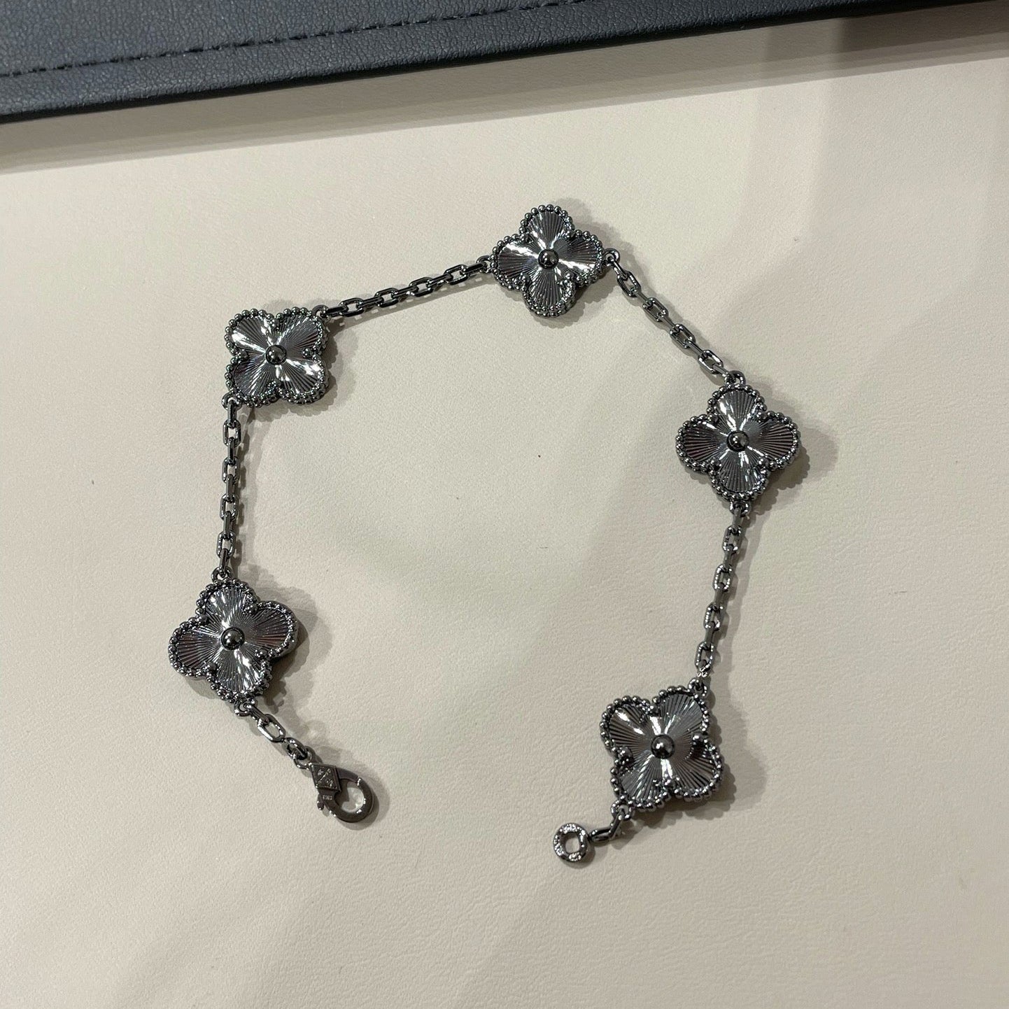 DIANA CLOVER 5 MOTIF BLACK BRACELET