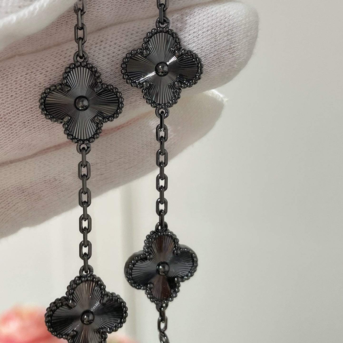 DIANA CLOVER 5 MOTIF BLACK BRACELET