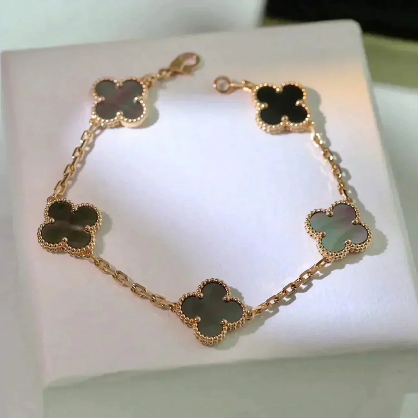 DIANA CLOVER 5 MOTIF GRAY MOP BRACELET