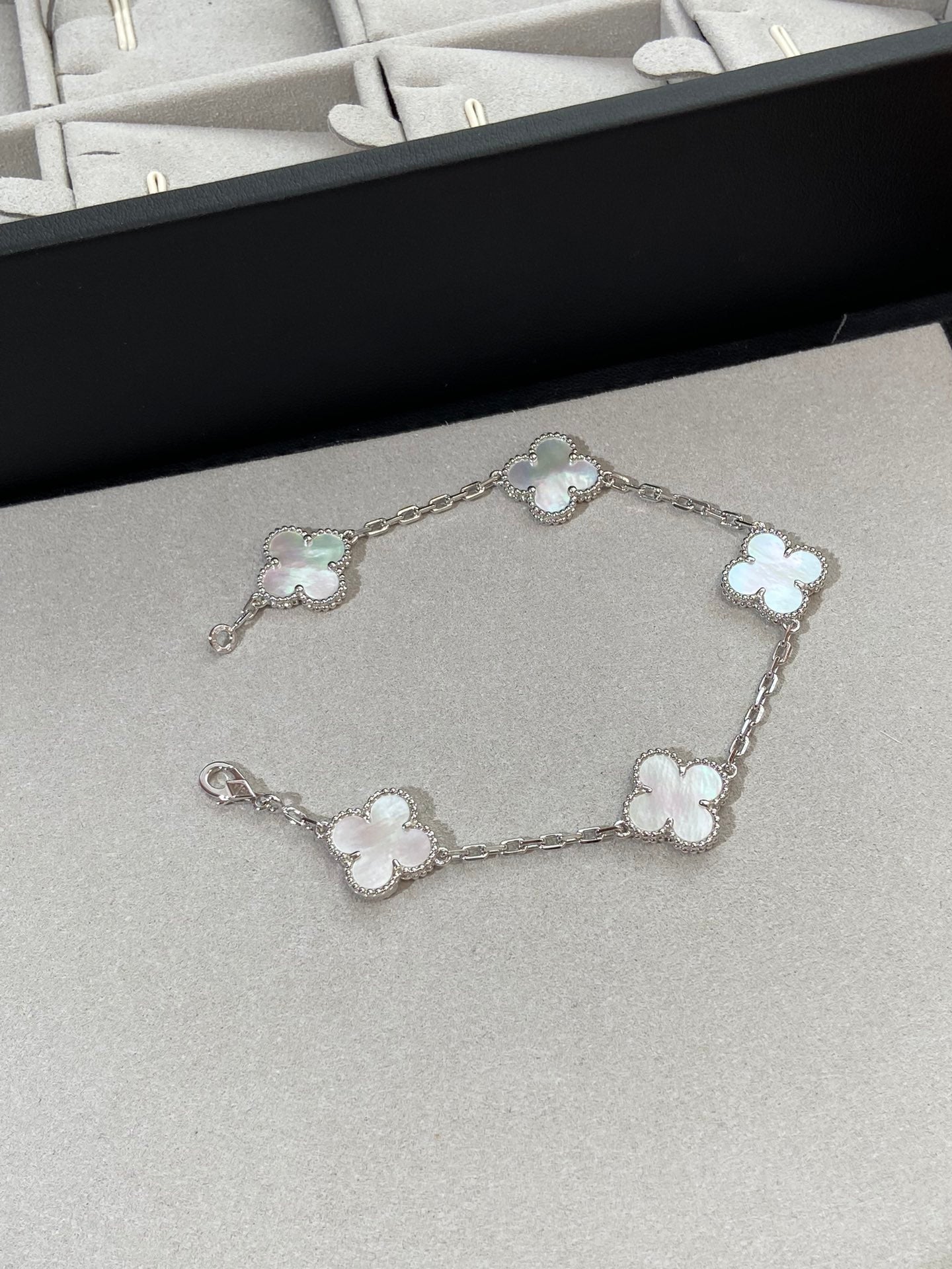 DIANA CLOVER SILVER MOP 5 MOTIF BRACELET