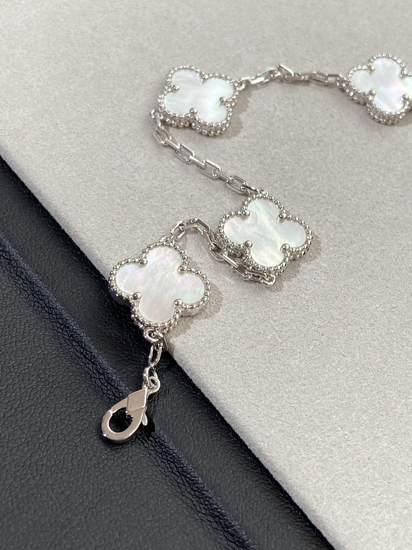 DIANA CLOVER SILVER MOP 5 MOTIF BRACELET