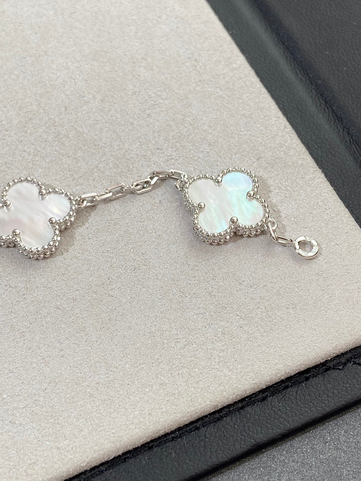 DIANA CLOVER SILVER MOP 5 MOTIF BRACELET