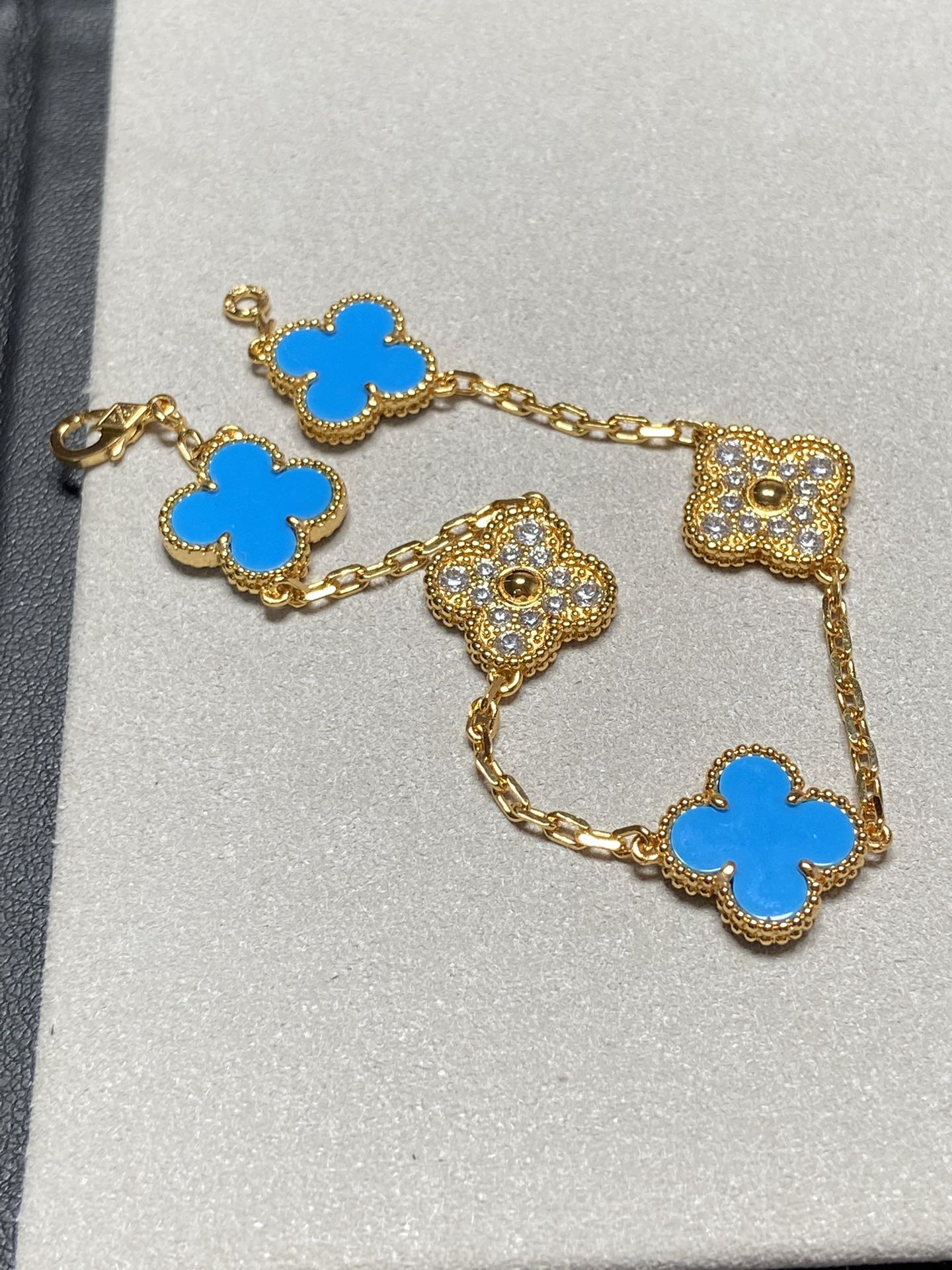 DIANA CLOVER 5 MOTIF BLUE CHALCEDONY DIAMOND GOLD BRACELET
