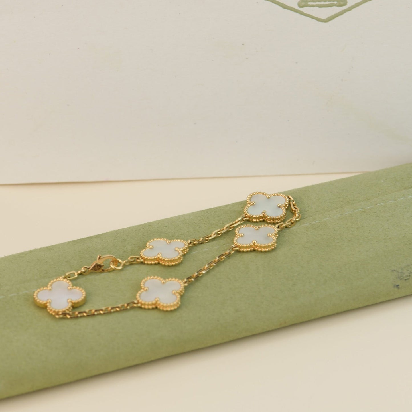 DIANA CLOVER 5 MOTIF WHITE MOP BRACELET
