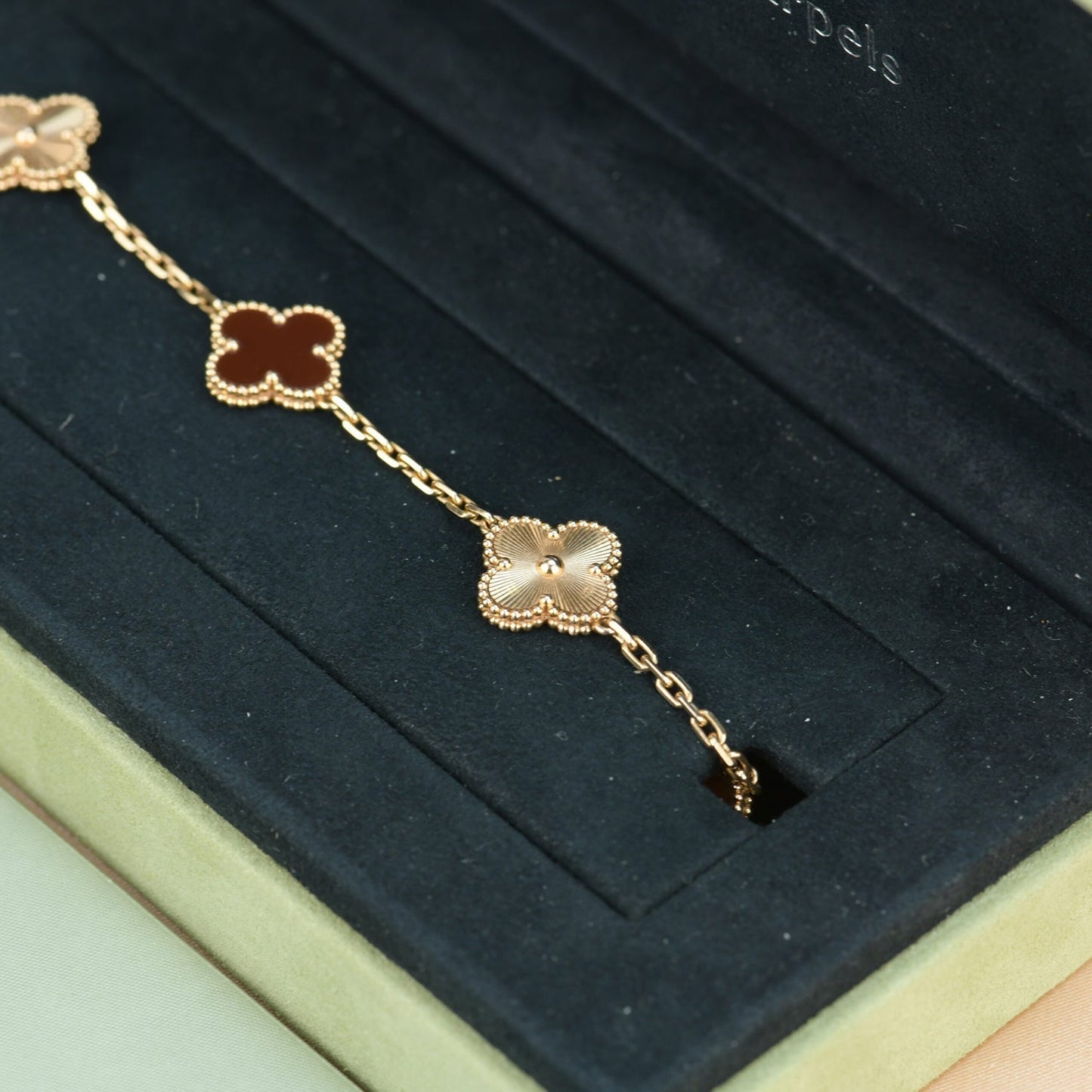 DIANA CLOVER 5 MOTIFS CARNELIAN GOLD BRACELET