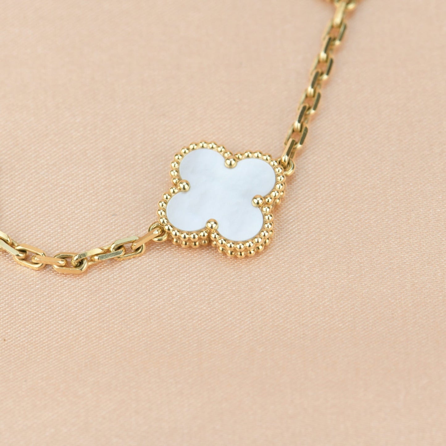 DIANA CLOVER 5 MOTIF WHITE MOP BRACELET