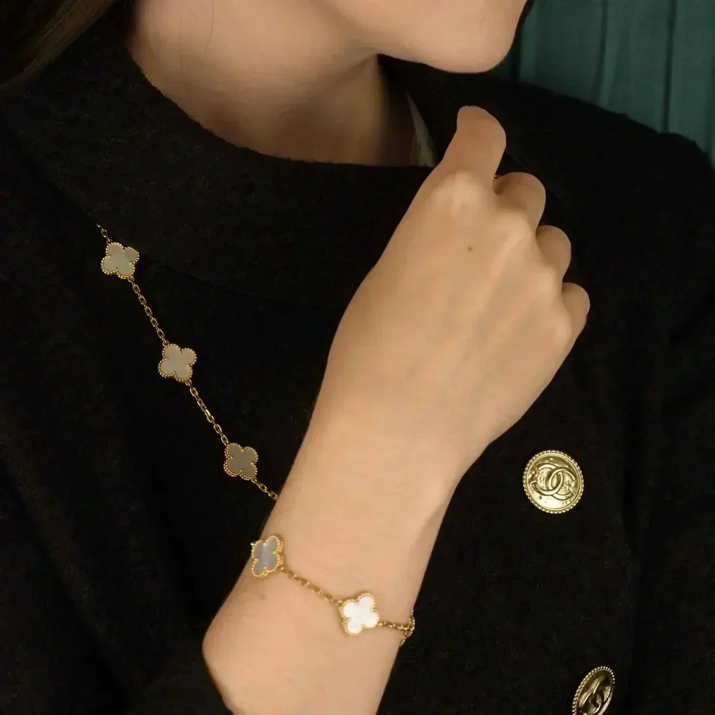 DIANA CLOVER 5 MOTIF WHITE MOP BRACELET