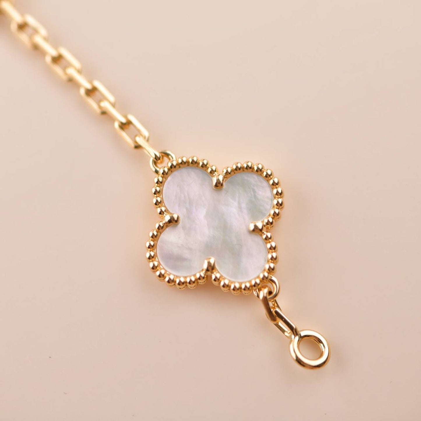 DIANA CLOVER 5 MOTIF WHITE MOP BRACELET