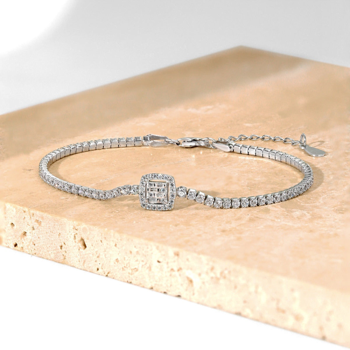[HOT]Luxurious Dazzling Square Shape Banquet Bracelet