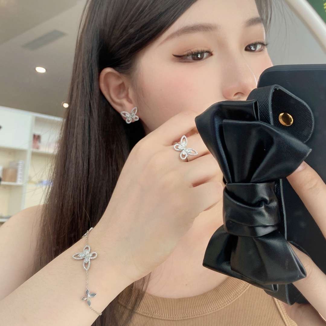 [HOT]Delicate Butterfly Pendant Bracelet