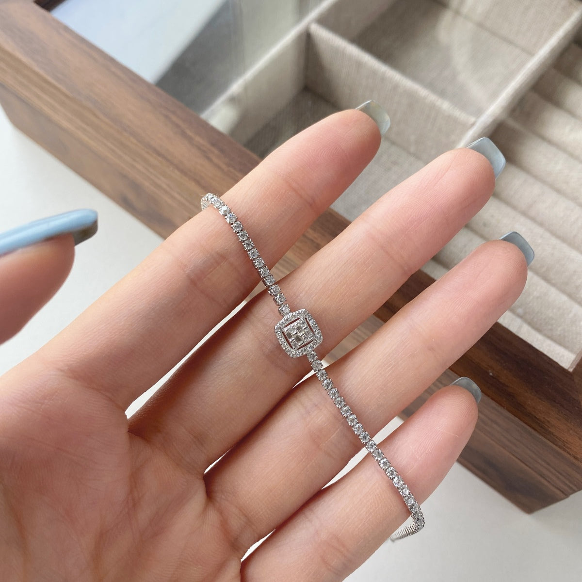 [HOT]Luxurious Dazzling Square Shape Banquet Bracelet