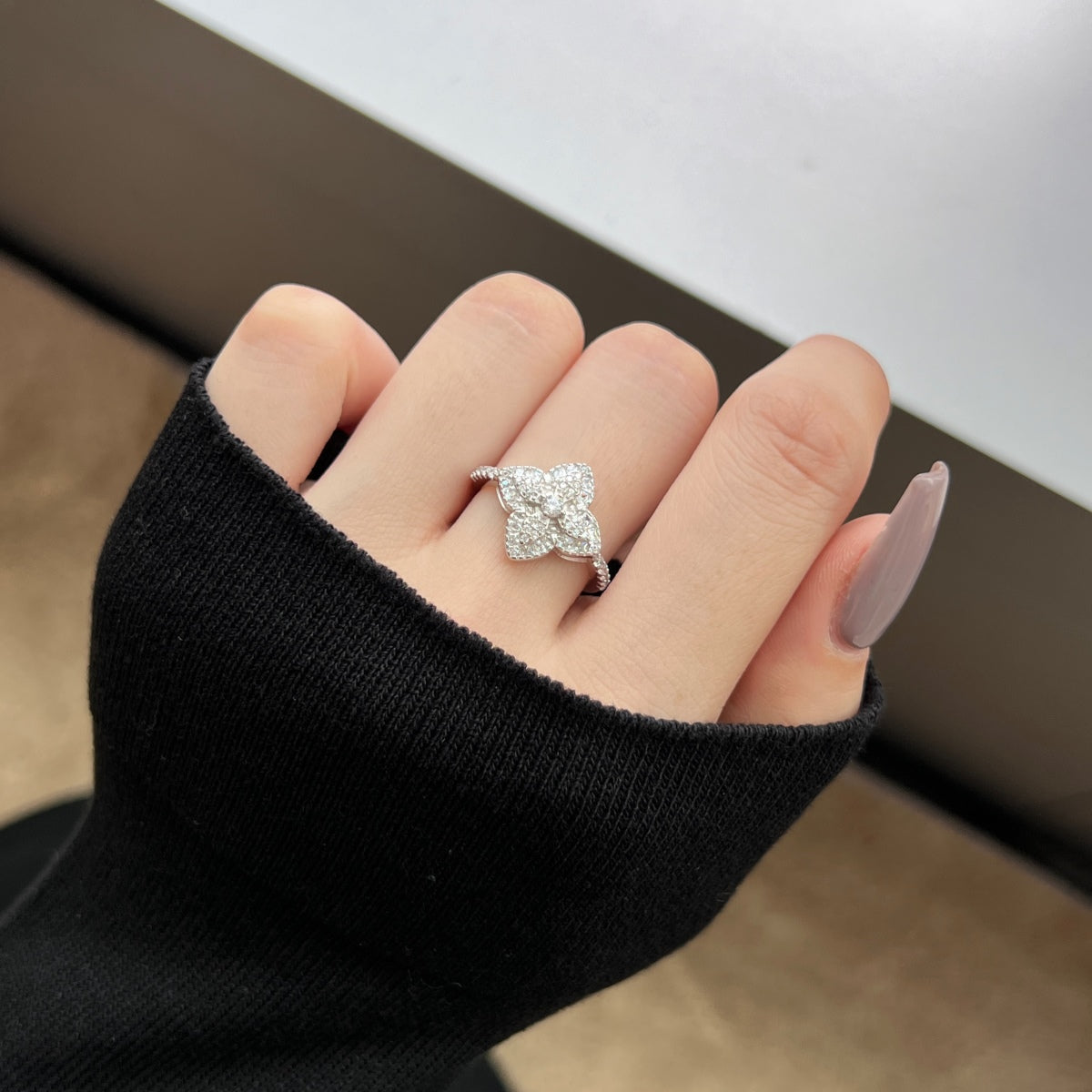 [HOT]Luxurious Colorful Flower Shape Banquet Ring