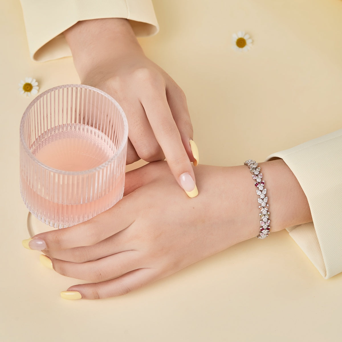 [HOT]Dainty Exquisite Flower Shape Daily Bracelet