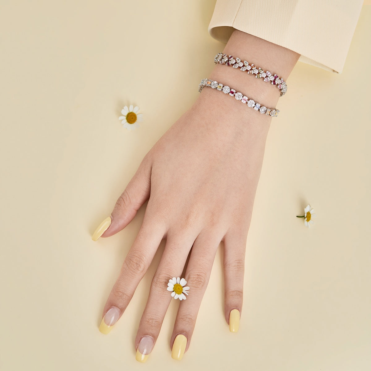 [HOT]Dainty Exquisite Flower Shape Daily Bracelet