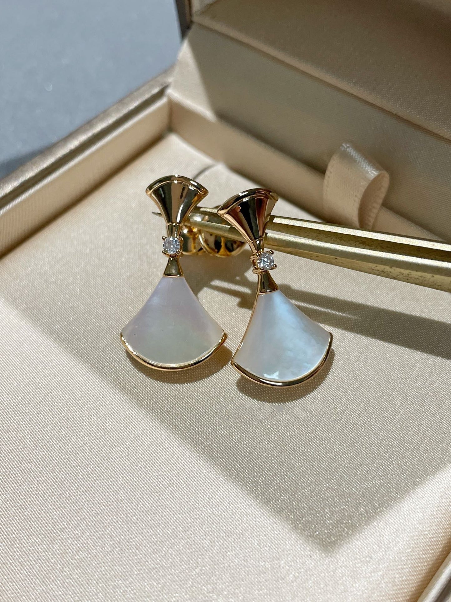 DIANA DREAM MOP 1 DIAMOND EARRINGS