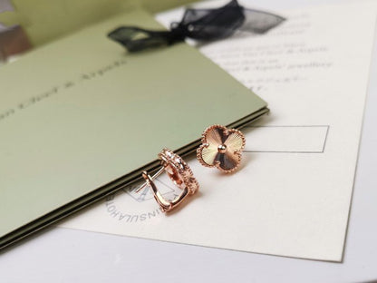 DIANA CLOVER MEDIUM STUD EARRINGS